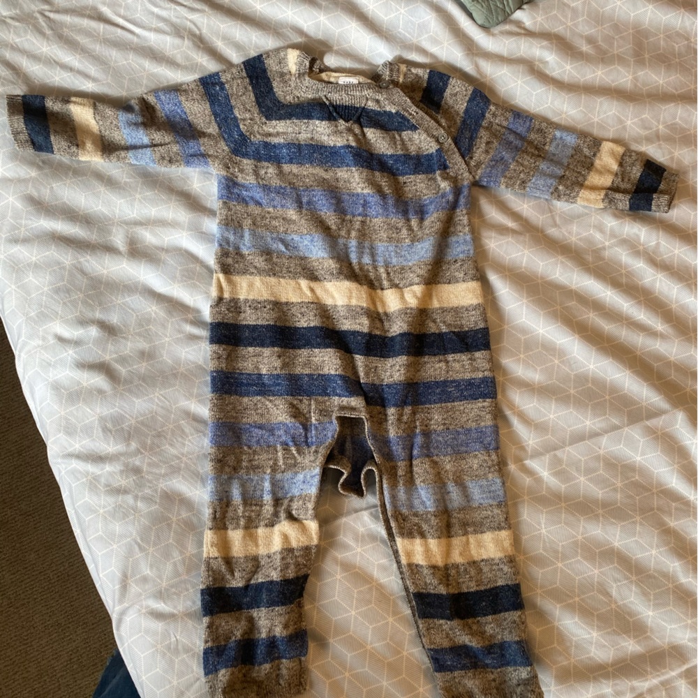 Gap sweater knit boys romper 18-24